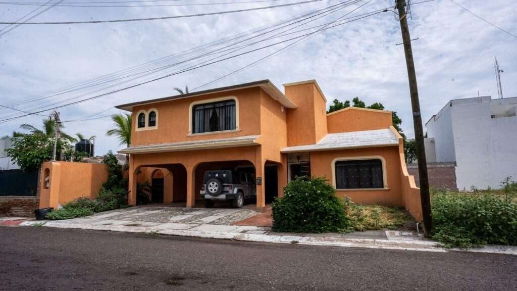 La Paz Marina Sol House in FidepazThis spacious, fully furnished residence is located in the exclusive and quiet Fidepaz neighborhood, one of the safest and most high-value residential areas in La Paz, just minutes from shopping centers, services, and the city's waterfront (Malecón).The property features four bedrooms, including a large primary bedroom, ideal for comfort and privacy. It offers two full bathrooms and one half bathroom, all in excellent condition with functional finishes. Interior spaces are large and well-lit, with a generous living and dining area, a fully equipped kitchen, and furniture that allows for immediate occupancy. Every area is designed to provide comfort and practicality.Outside, the house offers a large, private patio, perfect for family gatherings and a barbecue area. – 036 MEDUSA, La Paz, BS