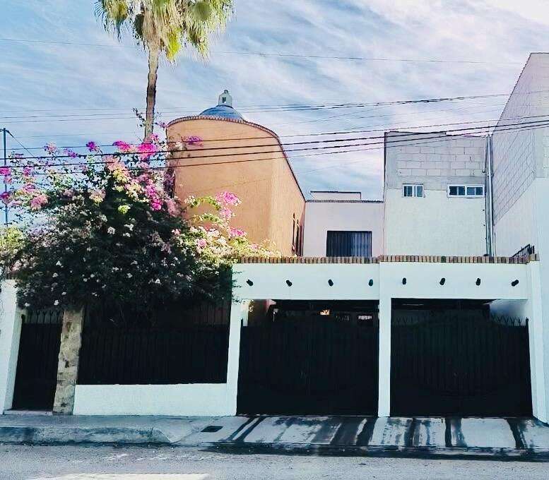 La Paz General Spacious and comfortable residence in an excellent location, in a central and quiet area, just minutes from shops, schools, banks, and other services. Perfect for those seeking comfort, functionality, and a family environment.Property features:•Spacious living room and dining room•Kitchen equipped with stove•Separate laundry area•2 private storage rooms•2,500-liter cistern•Covered garage for 2 cars with electric gate•Backyard ideal for barbecuing, with fixed benches•Air conditioning in all bedroomsComplex amenities:•Shared pool in common area•Paddling pool for children•Safe and family-friendly environmentThe price must be paid in mexican pesos by the amount of – 3980 Lic. Antonio Álvarez Rico, La Paz, BS