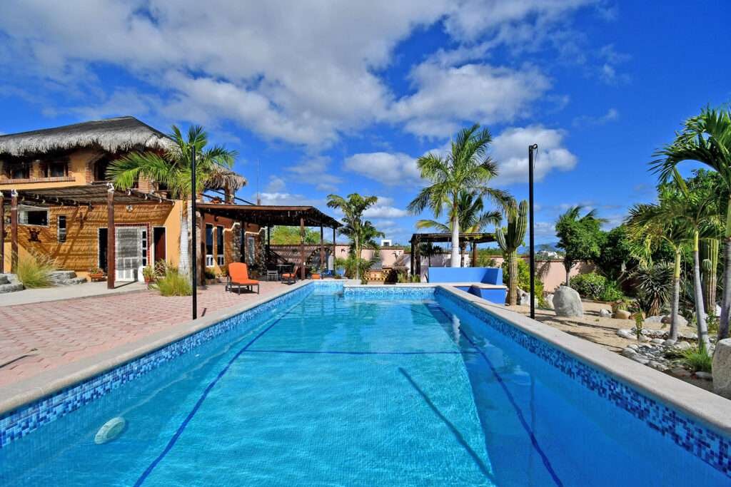 La Paz El Comitan Beachfront home in El Comitán, one of La Paz's most desirable and peaceful areas. This spacious property features 5 bedrooms and 4 bathrooms and 2 half bathrooms, including two independent casitas, each with a full bath and each with their own individual electrical meters. Direct beach access and stunning – Aveninda Las Palmas, La Paz, BS