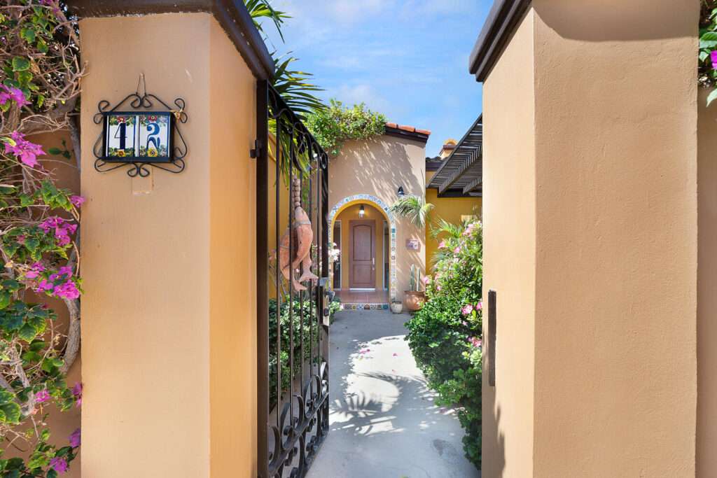 La Paz Bellavista Beautiful and cozy two-story house with a contemporary design in Bellavista Plus, La Paz. Built on a 122.5 m² lot with 181.5 m² of construction. Excellent location near shopping centers, banks, hospitals, schools, restaurants, and main roads. Features on the ground floor: open-concept living-dining area, beautiful kitchen, two bedrooms (one master), two full bathrooms, patio with pool and palapa, and service area. Upstairs: spacious master bedroom with large walk-in closet and private bath, plus an extra room ideal as an office or bedroom. Includes pool with pump room, covered garage with electric gate, water pressure system, cistern, and minisplits. Recently painted and waterproofed--ready to move in! – Bugambilia, La Paz, BS
