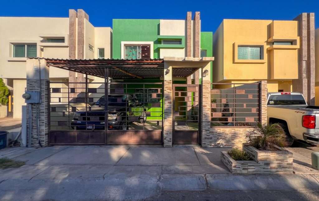 La Paz General 🏠 Two-Story Home in Fraccionamiento Antares - La Paz, BCSWell-distributed two-story home on a 1,506.95 ft² lot with 901.75 ft² of construction.Features:✅ 2 bedrooms (one with a walk-in closet)✅ 2 full bathrooms and 1 half bathroom✅ Covered parking for 2 cars✅ BBQ area and 5,000 L water cistern✅ 3 installed mini-split AC unitsLocated in a quiet and secure area — perfect for families or as an investment opportunity.📲 Contact us for more information or to schedule a visit. – Capella, La Paz, BS