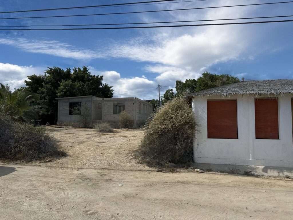 La Paz El Sargento 725 sqm lot with two partially built structures--one positioned at the back for a future home and another at the front ideal for a commercial storefront. With foundations and walls already completed, this property offers a versatile investment ready for you to finish and adapt to your needs.Ocean – corredor Isla Cerralvo, La Paz, BS