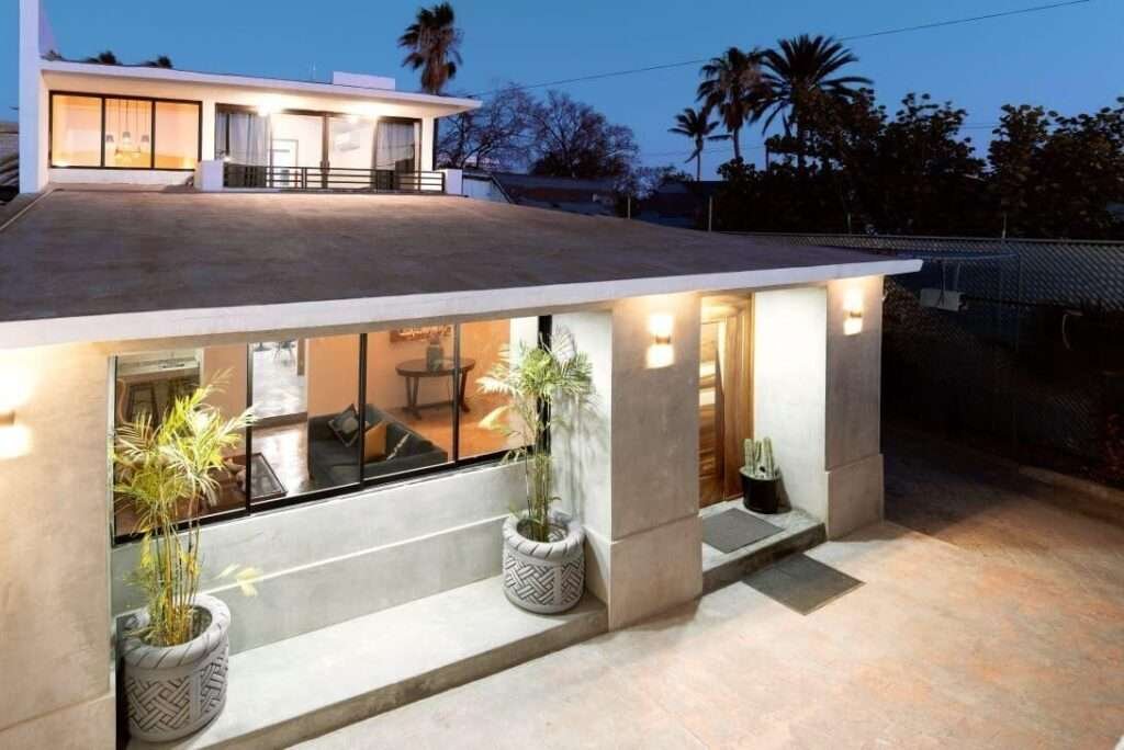 La Paz Centro This two-story home is the perfect option for a family looking for comfort, style, and location. With large windows that flood the spaces with natural light, the property features luxurious finishes and granite countertops in the kitchen, providing a touch of elegance to your daily life.The home offers two spacious bedrooms, perfect for relaxing, and two modern, well-equipped bathrooms. It also has two parking spaces, ideal for those seeking comfort and security.The large patio is ideal for enjoying time outdoors, holding family gatherings, or simply relaxing in a private setting.Located near the city's main avenues, you'll be just 5 minutes from the boardwalk and a short walk from restaurants, pharmacies, schools, and other essential services. – VALENTIN GOMEZ FARIAS Y 5 DE M, La Paz, BS
