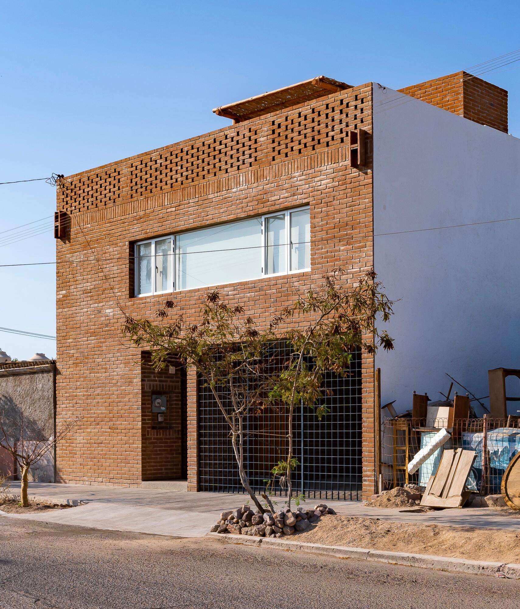 La Paz Esterito Built in 2019 in a contemporary Mexican style, with exposed red brick and excellent orientation for cross-ventilation, the house is very thermally efficient for most of the for sale