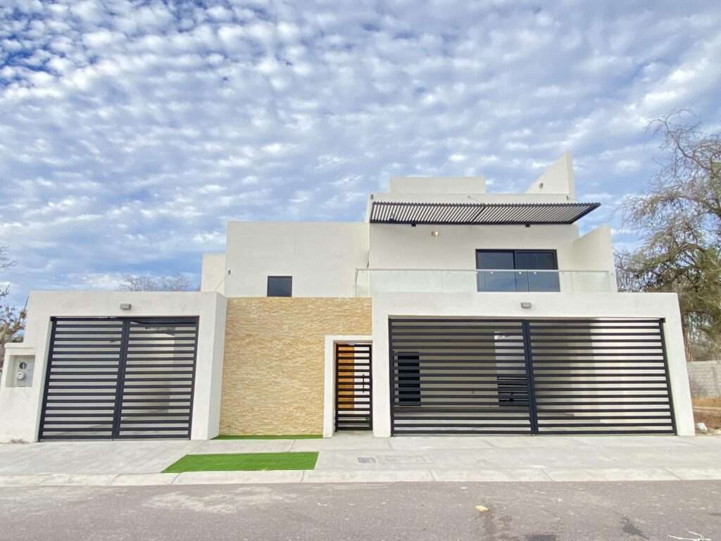La Paz Marina Sol Located in the growing residential community of Villas de San Lorenzo, this well-designed home offers the perfect balance of comfort, convenience, and lifestyle. Featuring a private pool, rooftop terrace, and spacious living areas, it is ideal for full-time living, retirement, or investment. The open-concept layout creates a bright and welcoming atmosphere, while the outdoor spaces provide plenty of room for relaxing, entertaining, and enjoying La Paz's – 2040 Desierto de Gobi, La Paz, BS