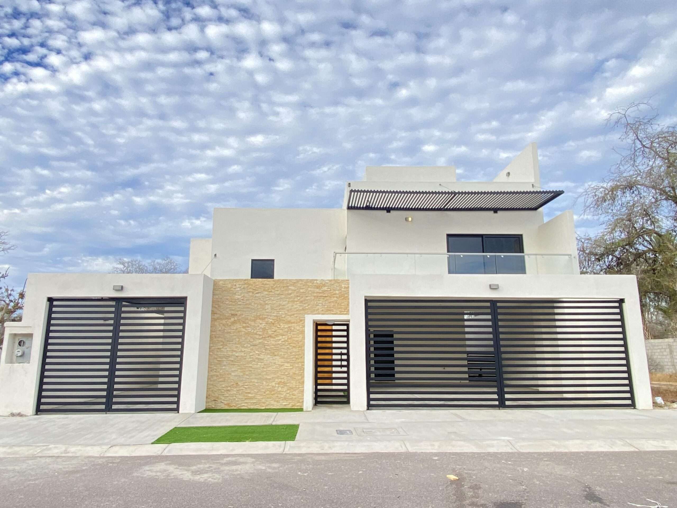 La Paz Marina Sol Located in the growing residential community of Villas de San Lorenzo, this well-designed home offers the perfect balance of comfort, convenience, and lifestyle. Featuring a private pool, rooftop terrace, and spacious living areas, it is ideal for full-time living, retirement, or investment. The open-concept layout creates a bright and welcoming atmosphere, while the outdoor spaces provide plenty of room for relaxing, entertaining, and enjoying La Paz's – 2040 Desierto de Gobi, La Paz, BS