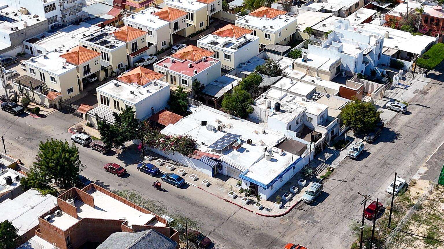 La Paz Centro • Exclusive Corner Residential Property in Downtown, La Paz, Baja California Sur - Just a few blocks from the Malecón and steps from the Teatro de la Ciudad.Casa Luz Azul is a corner property located in Downtown La Paz, Baja California Sur, just 7 blocks from the Malecón and 2 blocks from the Teatro de la Ciudad, in a high-demand area with constant growth.The property includes a main house and a guest house, both single-level and independent from each other. All bedrooms and social areas are equipped with air conditioning. In addition to the regular city services of potable water and electricity, it also has solar panels and a water storage system, providing greater efficiency and autonomy. for sale