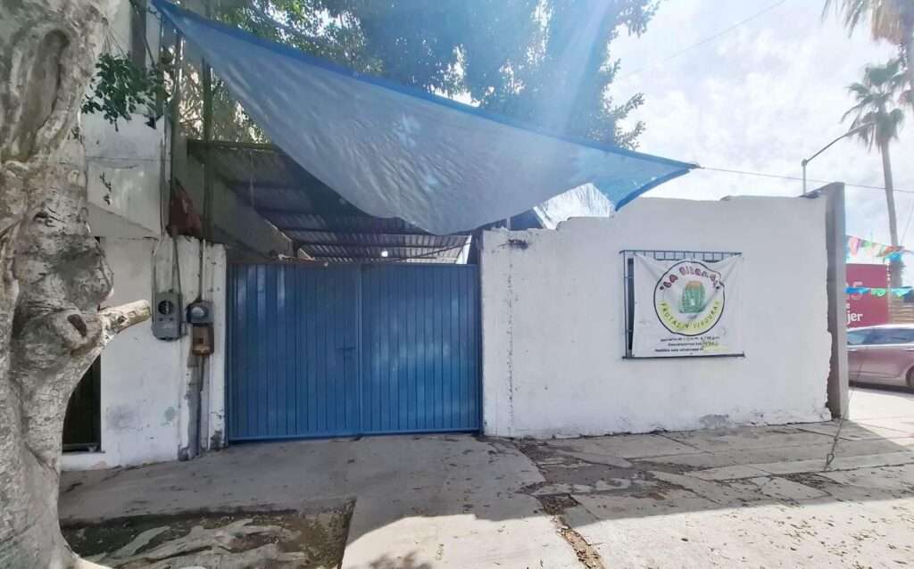 La Paz Esterito Casa para demoler o remodelar en El Esterito Cerca del MalecónPropiedad en venta de alta plusvalía, para demoler o remodelar, magnífica inversión, excelente ubicación, zona rentable, a 6 cuadras del malecón de La Paz, cerca del centro histórico, área turística y comercial de la ciudad, actividades culturales, deportivas, recreación y de negocios. High-value property for sale, ideal for demolition or remodeling. A magnificent investment opportunity in an excellent location within a profitable area, just 6 blocks from the Malecón in La Paz, close to the historic center, the city's tourist and commercial district, and its cultural, sporting, recreational, and business activities.COS: 0.6CUS: 1.2Niveles: 2Fuente: Visor Urbano La Paz B.C.S. – 420 Altamirano, La Paz, BS
