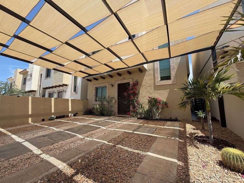 La Paz Portobello House for Sale in Portobello Residencial - Coto 3, ChametlaFeatures air conditioning (mini-split units) in all bedrooms and in the living-dining area.• Private parking• Delivered fully equipped with refrigerator and stoveAmenities and surroundings:• Located in Coto 3 at Portobello Residencial, Chametla• 24/7 security and controlled access• Swimming pool area• Regional-style park located directly in front of the property• Quiet and family-friendly environmentThe property currently has an existing mortgage.Showings are by appointment only with at least 24 hours' notice.The price must be paid in mexican pesos by the amount of – 506 Calle Piza, La Paz, BS