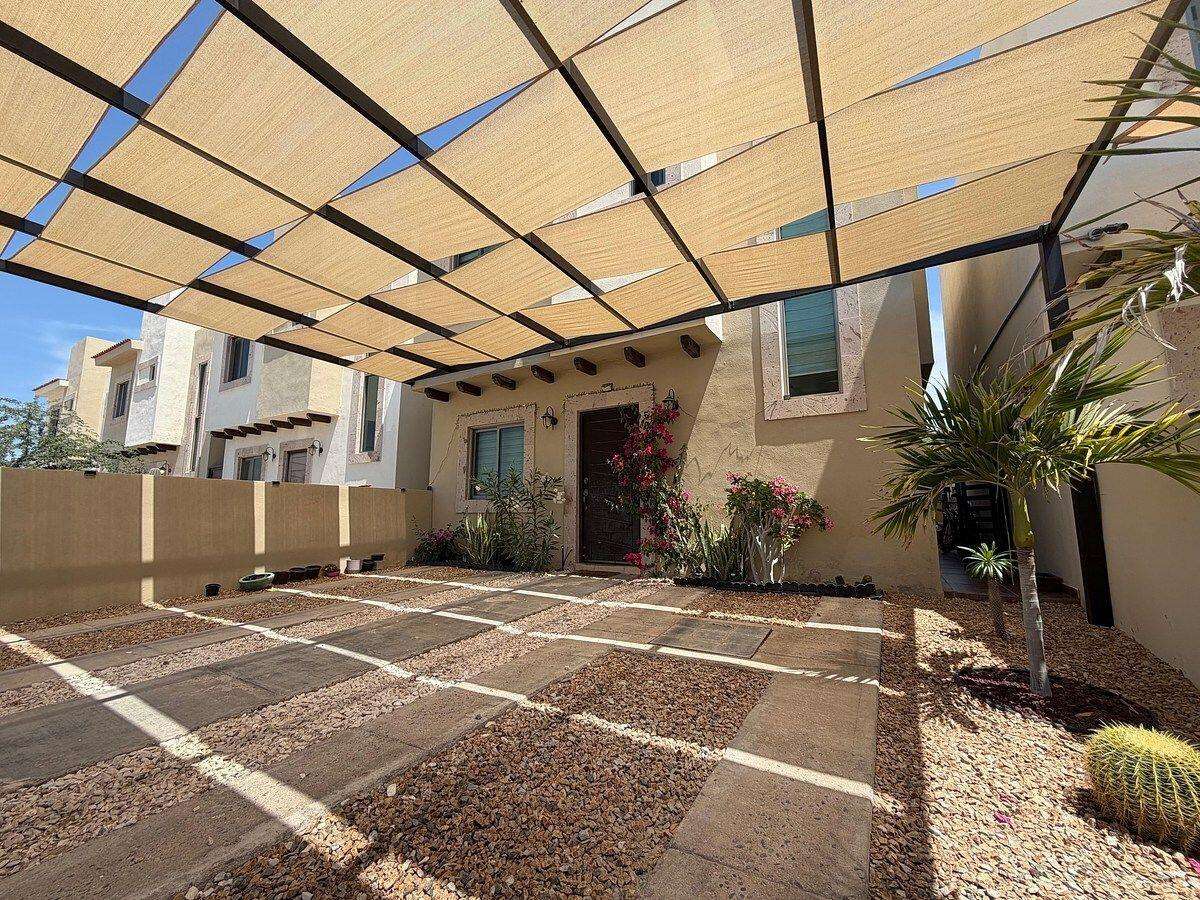 La Paz Portobello House for Sale in Portobello Residencial - Coto 3, ChametlaFeatures air conditioning (mini-split units) in all bedrooms and in the living-dining area.• Private parking• Delivered fully equipped with refrigerator and stoveAmenities and surroundings:• Located in Coto 3 at Portobello Residencial, Chametla• 24/7 security and controlled access• Swimming pool area• Regional-style park located directly in front of the property• Quiet and family-friendly environmentThe property currently has an existing mortgage.Showings are by appointment only with at least 24 hours' notice.The price must be paid in mexican pesos by the amount of for sale