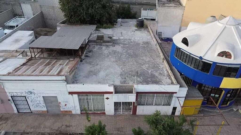 La Paz Centro 🏢 Excellent commercial investment opportunity in downtown La Paz, just a few blocks from the boardwalk.📐 382 m² lot. Ideal for apartments, condominiums, commercial spaces, offices, mixed-use projects, or a boutique hotel. High commercial potential and increasing property value. Possibility to build up to 5 levels.The property requires full remodeling, allowing you to adapt it to current market trends. The current layout includes a main house plus 2 independent exterior apartments, each with 1 bedroom, kitchen-dining area, and full bathroom, ideal for short- or long-term rentals after renovation.The property also features a service room with a full bathroom in the patio area.price in mexican pesos: – 507 16 de septiembre, La Paz, BS