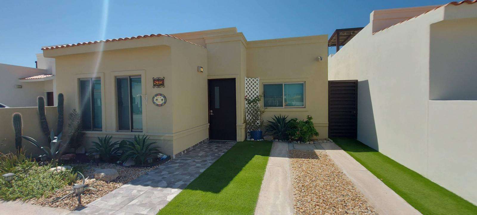 La Paz Portobello This magnificent house for sale is located within an exclusive residential community, offering security and tranquility. It features two bedrooms and two full bathrooms, perfect for families or couples seeking comfort and style. It is being sold fully furnished and equipped, ready for immediate occupancy. The home boasts modern solar panels, allowing for significant savings on electricity consumption. Additionally, it incorporates a water filtration system, ensuring quality and well-being throughout the property. The common areas are just one block away and include an indoor pool, a barbecue area, a spacious terrace with patio furniture for gatherings, and two pickleball courts. Don't miss this opportunity to live in an innovative and comfortable home. for sale