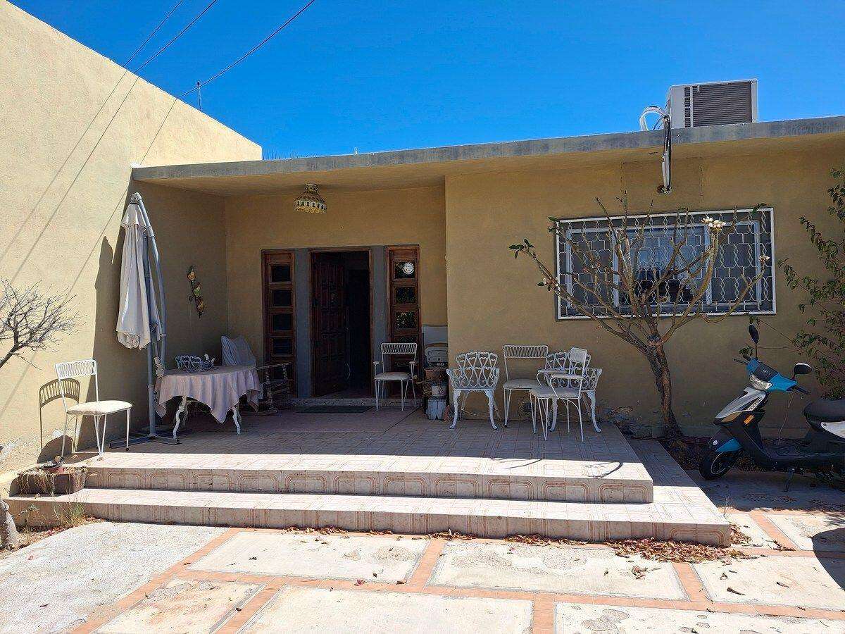 La Paz General Investment Opportunity on a 1,000 m² Lot. Spacious property in Puesta del Sol, La Paz, with 435.79 m² of construction on a 20 x 50 m lot. Features 2 bedrooms, 2 bathrooms, living and dining areas, kitchen, large garden, palapa, patio, storage/multi-purpose room, plus 4 independent rear apartments with rental income potential. Equipped with 3 mini-splits, security cameras, 5,000 L cistern, and 1,100 L water tank. Prime location near hospitals, schools, shopping, and main roads. The four rear apartments are currently in the process of being officially registered as improvements to the property. 24-hour notice required for showings.The price must be paid in mexican pesos by the amount of – 66 Calle Norte, La Paz, BS