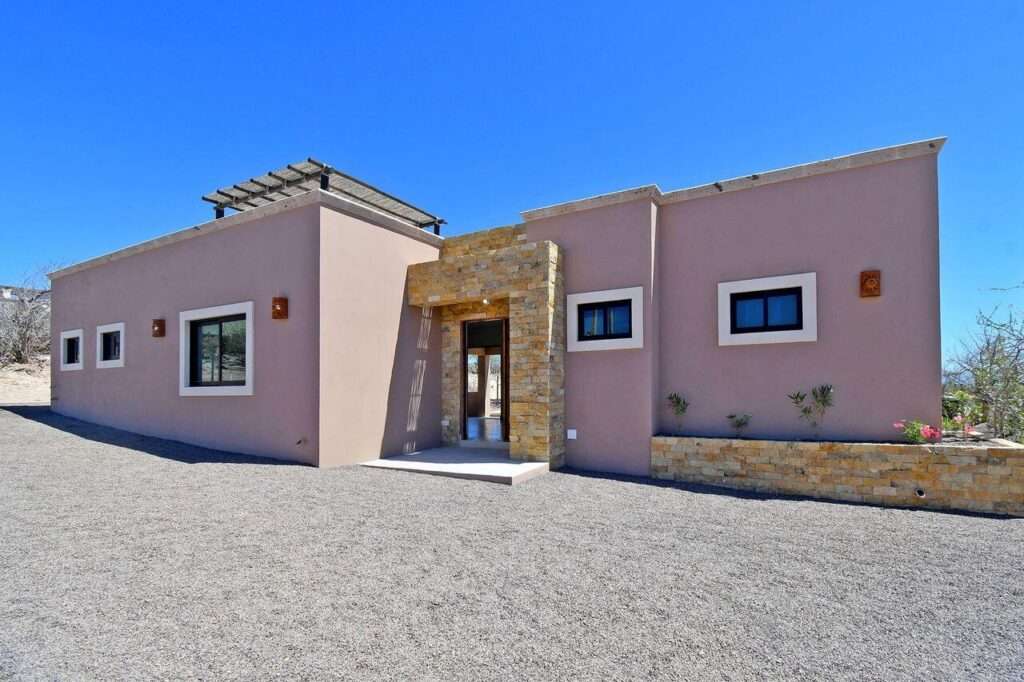 La Paz El Centenario Centenario House - Ready to Move In! Are you looking for a house for sale in one of the city's most connected and peaceful areas? This is the perfect option for you! Located in El Centenario, this 2-bedroom, 2.5-bathrooms home with parking for 2-3 cars combines comfort, location, and excellent investment potential. Highlights of this house include: - Spacious rooms with excellent natural light - Close to the airport and shopping areas - Potential to build a roof top with ocean – 7030 Calle 8, La Paz, BS