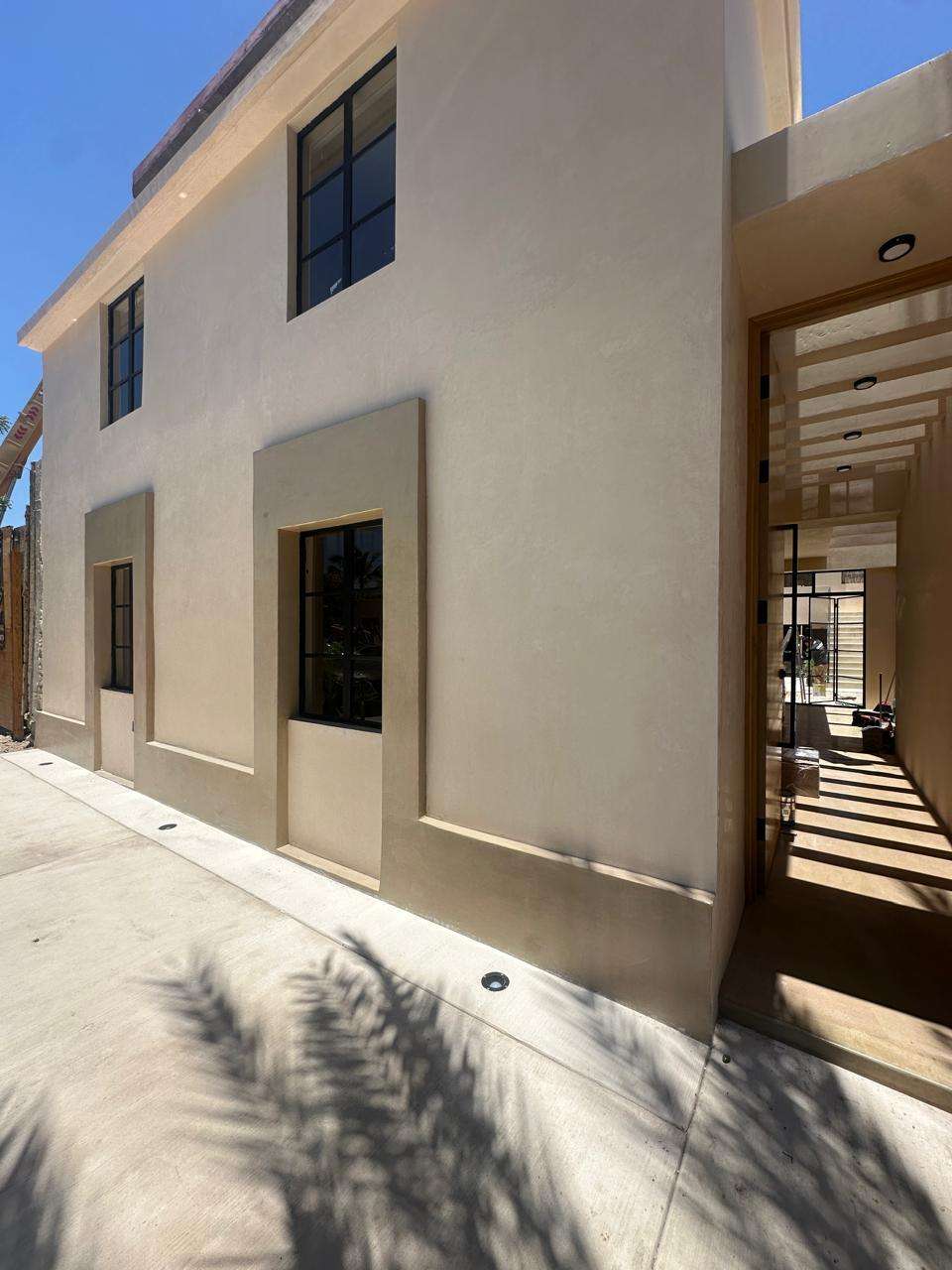 La Paz Esterito Located in the iconic El Esterito neighborhood, just three blocks from the Malecón, Villa Esterito is a unique opportunity for investors seeking a project with character, a strategic location, and strong rental potential.Currently in the final stage of renovation, the property will be delivered fully finished and move-in ready, completely equipped, including air conditioning in all areas, and ready to operate from day one.With a design that features five independent bedrooms, each with its own bathroom, a shared kitchen, a pool, and a terrace with BBQ area, Villa Esterito offers a true blank canvas with multiple possibilities:Boutique hotel or Bed & Breakfast with five exclusive suites.Private residence with four independent rental units, ideal for generating income as a host. The selling price is in dollars at the exchange rate of the day. – 845 Revolución De 1910, La Paz, BS