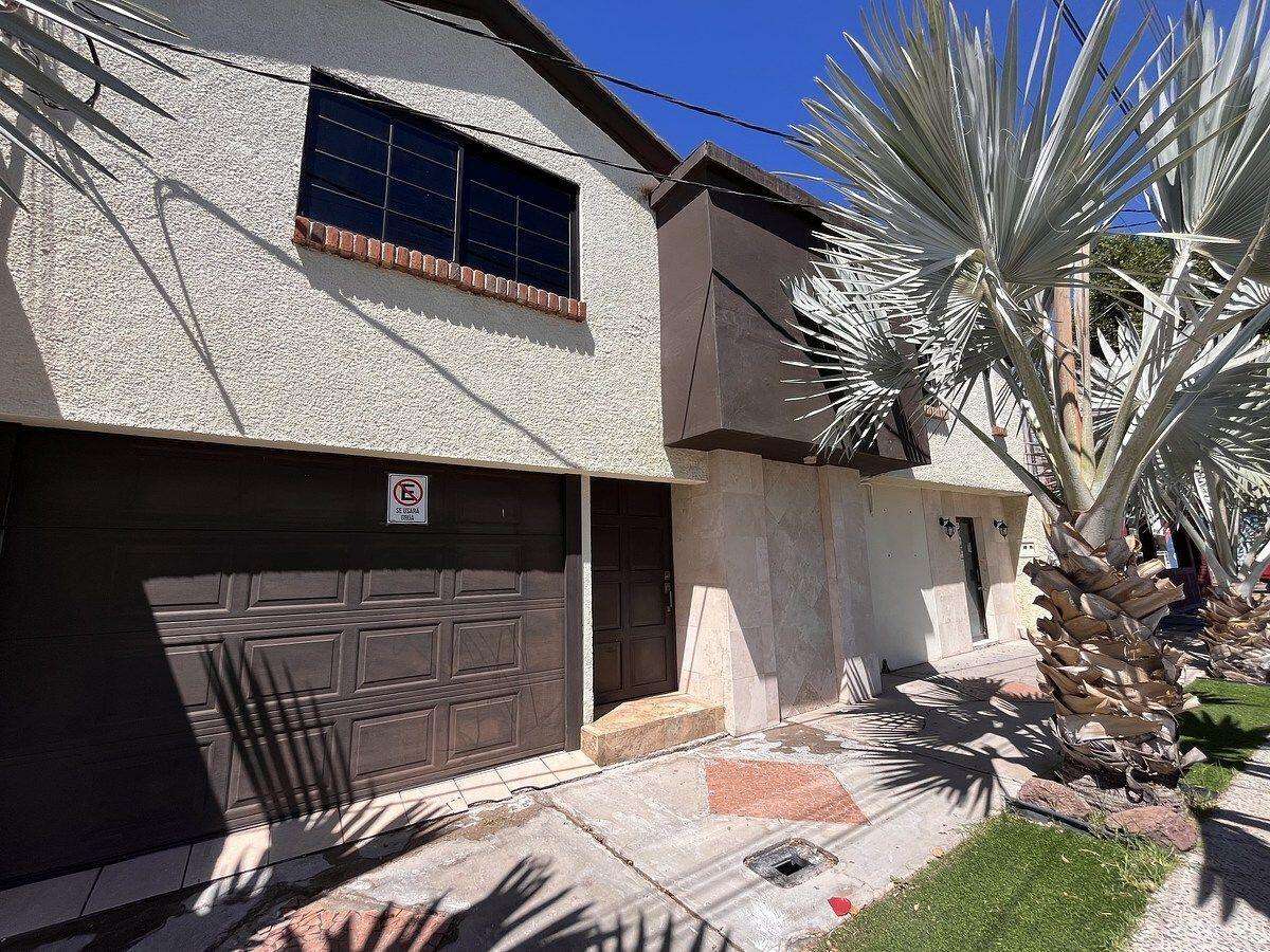 La Paz Centro Beautiful 3-bedroom, 2.5-bath home in downtown La Paz, conveniently located near shops, restaurants, and services. Features a living and dining area, backyard with BBQ, and a covered 2-car garage with electric gate. Equipped with new A/C units, water softener, alkaline water filtration system, hydropneumatic system, 5,000L cistern, and stationary gas tank. A separate private-entry space with a bedroom, full bath, half bath, and flexible living area is perfect for a guest suite, office, rental unit, or commercial use.The price must be paid in mexican pesos by the amount of – 9 Bahía Concepci, La Paz, BS