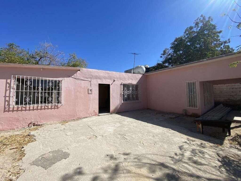 La Paz Centro We are offering this house for sale, ready for remodeling, located in one of the best areas of the city--just a few blocks from La Paz's iconic boardwalk. This property features: 3 bedrooms. 2 bathrooms. Kitchen. Living room. Its excellent location makes it a perfect investment, whether you want to turn it into your dream home, a vacation rental, or any other real estate project.The price must be paid in mexican pesos by the amount of – Antonio Navarro, La Paz, BS