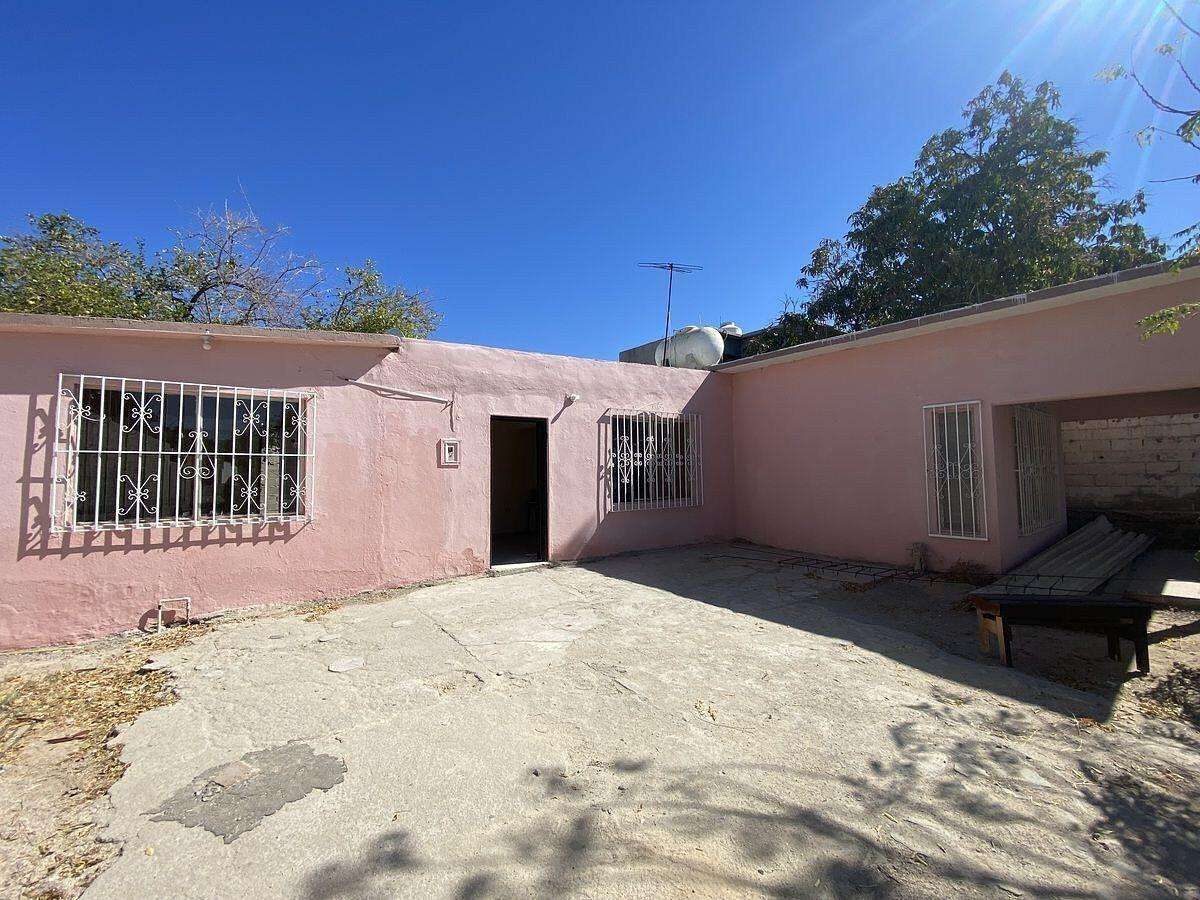 La Paz Centro We are offering this house for sale, ready for remodeling, located in one of the best areas of the city--just a few blocks from La Paz's iconic boardwalk. This property features: 3 bedrooms. 2 bathrooms. Kitchen. Living room. Its excellent location makes it a perfect investment, whether you want to turn it into your dream home, a vacation rental, or any other real estate project.The price must be paid in mexican pesos by the amount of for sale
