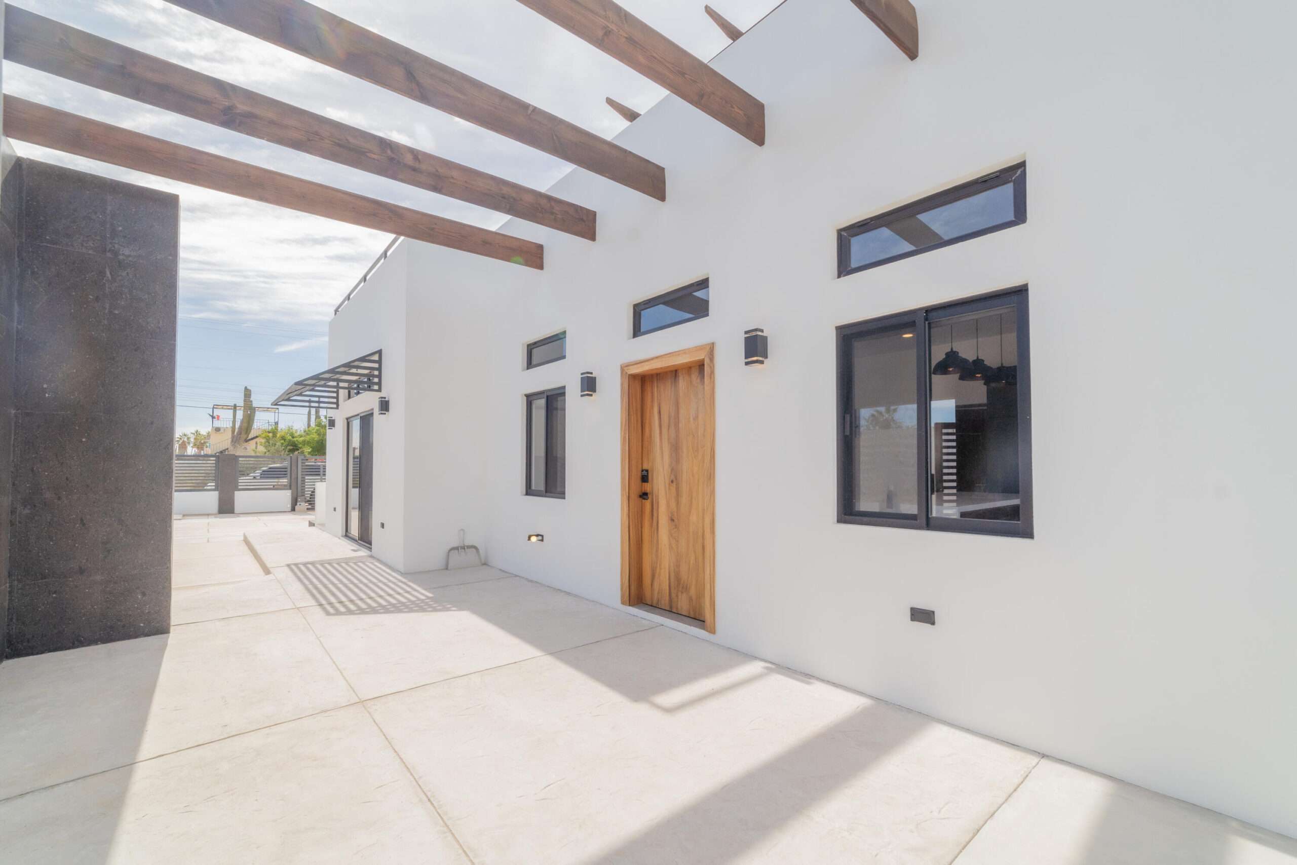 La Paz El Comitan This unique property consists of a 1560 m2 lot with two homes. The first house is an older 2 bedroom, 2 bathroom structure with a laundry room and huge garage/shop space. The second house is a brand new 1 bedroom, 2.5 bathroom house with designer-finishings throughout, plus a rooftop deck, heated and jetted dip pool/jacuzzi, fire pit, and 2 outdoor kitchens. New house appliances are new and imported from the USA. Esta propiedad única consiste en un lote de 1560 m2 con dos casas. La primera casa es una estructura más antigua de 3 dormitorios y 2 baños con una lavandería y un enorme espacio de garaje/bodega. La segunda casa es una casa nueva de 1 dormitorio y 2.5 baños con acabados modernos, además de una terraza en la azotea, piscina/jacuzzi de inmersión climatizado, fogata y 2 cocinas al aire libre. Los electrodomésticos son nuevos e importados de los Estados Unidos.The house is priced at – Calle 3, La Paz, BS
