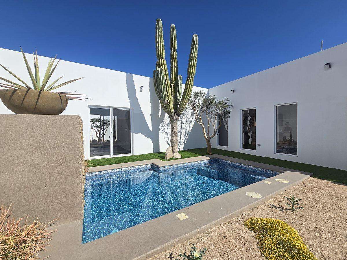 La Paz El Comitan This contemporary property features a private courtyard with pool, creating bright indoor-outdoor living spaces. It offers 2 bedrooms, including a primary suite with walk-in closet and private bathroom, plus a modern open kitchen, built-in closets, and air conditioning. Additional highlights include a traditional palapa, storage room, quality finishes, and a contemporary façade with natural stone accents. Ideal as a full-time residence, vacation home, or investment.The price must be paid in mexican pesos by the amount of – Calle Acesso y Harold Foster, La Paz, BS