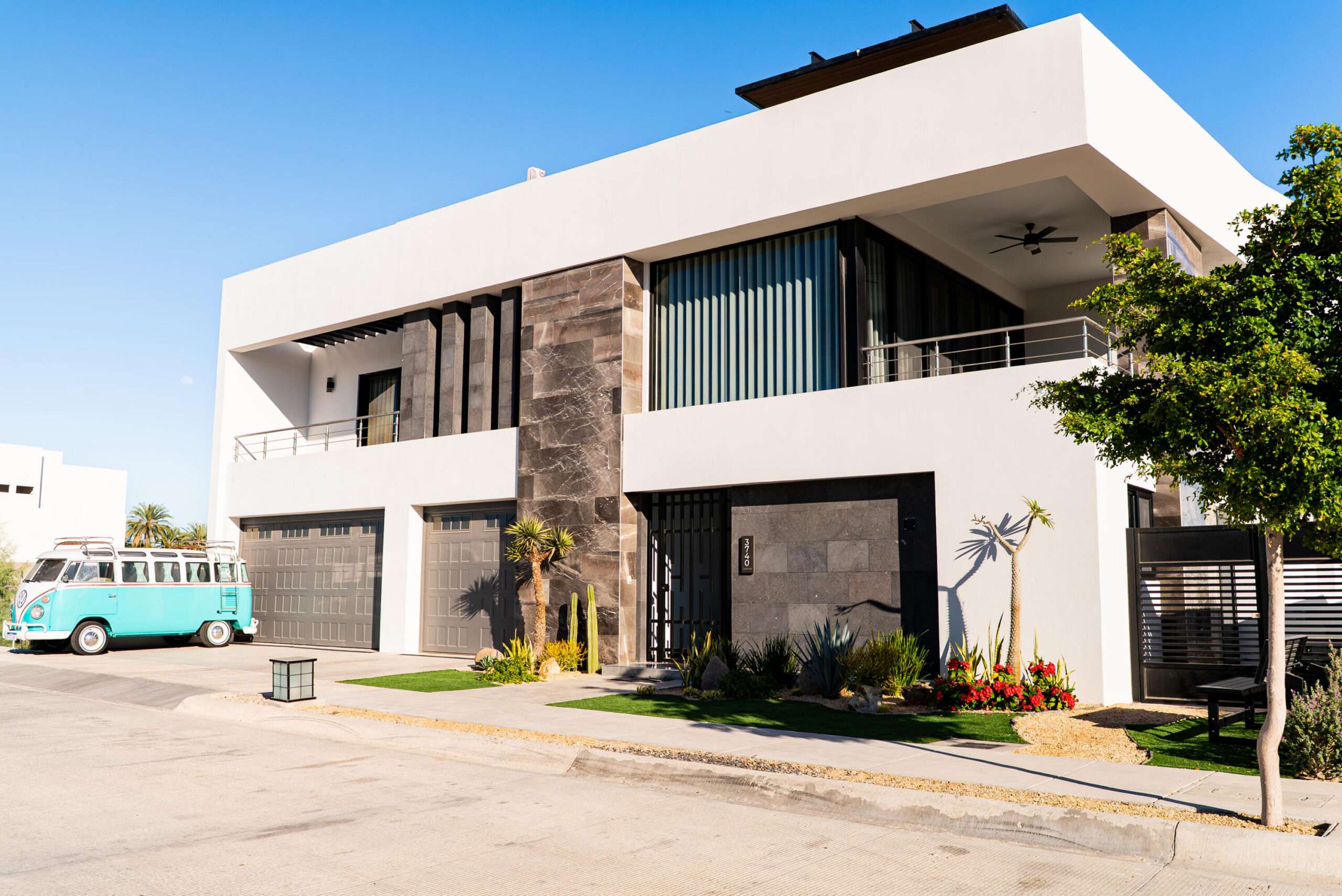 La Paz Almar Contemporary luxury residence featuring clean, elegant design and high-end finishes throughout. This property offers 3 spacious bedrooms and a 6-car garage, ideal for collectors or car enthusiasts. Includes a private in-home apartment with its own living room and kitchen, perfect for guests or extended stays. Designed for comfort and entertainment, the home features a rooftop pool with panoramic – Calle Isla, La Paz, BS