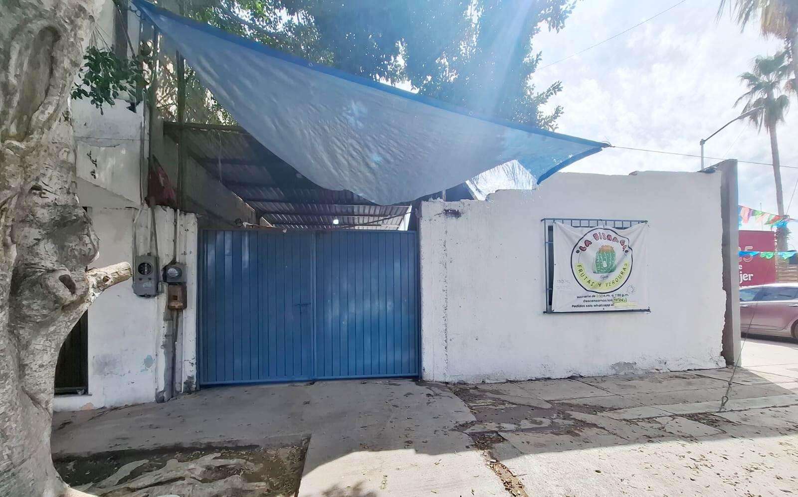 La Paz Esterito Casa para demoler o remodelar en El Esterito Cerca del MalecónPropiedad en venta de alta plusvalía, para demoler o remodelar, magnífica inversión, excelente ubicación, zona rentable, a 6 cuadras del malecón de La Paz, cerca del centro histórico, área turística y comercial de la ciudad, actividades culturales, deportivas, recreación y de negocios. High-value property for sale, ideal for demolition or remodeling. A magnificent investment opportunity in an excellent location within a profitable area, just 6 blocks from the Malecón in La Paz, close to the historic center, the city's tourist and commercial district, and its cultural, sporting, recreational, and business activities.COS: 0.6CUS: 1.2Niveles: 2Fuente: Visor Urbano La Paz B.C.S. – Calle Tiburón, La Paz, BS