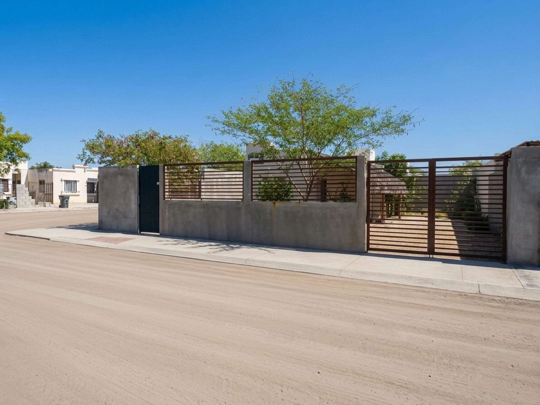 La Paz General Buscando tu primer casa con espacio para tu familia y posibilidad de ampliarla con el tiempo, esta propiedad es para ti. Ubicada en esquina y sobre un terreno amplio, esta casa ofrece una excelente base para seguir construyendo tu patrimonio. Cuenta con 2 recámaras, 2 baños completos y una pequeña bodega, lista para habitarse mientras la adaptas y haces crecer a tu ritmo. Su ubicación frente a una escuela secundaria es ideal para familias, facilitando el día a día y brindando comodidad. El terreno está completamente bardeado y su excedente de terreno puede funcionar como espacio para jardín, cochera o incluso construir más habitaciones.La propiedad se encuentra libre de gravamen y acepta crédito hipotecario. – ., Casa De La Cuera, La Paz, La Paz, BS