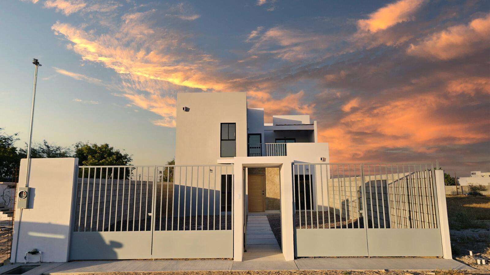 La Paz El Centenario Centenario House - Ready to Move In! Are you looking for a house for sale in one of the city's most connected and peaceful areas? This is the perfect option for you! Located in El Centenario, this 2-bedroom, 2.5-bathrooms home with parking for 2-3 cars combines comfort, location, and excellent investment potential. Highlights of this house include: - Spacious rooms with excellent natural light - Close to the airport and shopping areas - Potential to build a roof top with ocean for sale