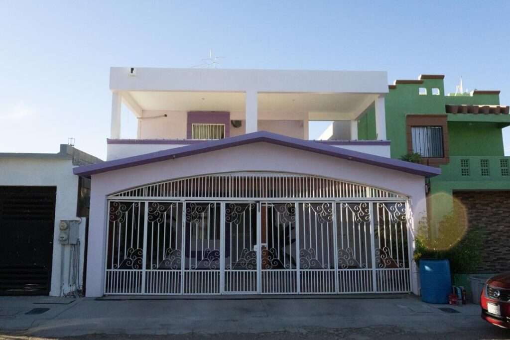 La Paz General If you're looking for a spacious and secure home, you'll be interested in this option in Camino Real. It features a terrace, ample parking for two cars with an automatic gate, two full bathrooms (one on the ground floor and one upstairs), a large kitchen, three bedrooms upstairs, a covered back patio, both patios with concrete flooring, and a kitchenette on the outdoor patio--ideal for family weekends. Located in the first section of Camino Real, it's close to shopping centers, restaurants, schools, and other convenient businesses, with easy access to main streets. Free of liens, it's eligible for Infonavit, Fovissste, bank loans, or cash. Schedule your appointment today! – HOUSE IN DE LA MONTURA, La Paz, La Paz, BS