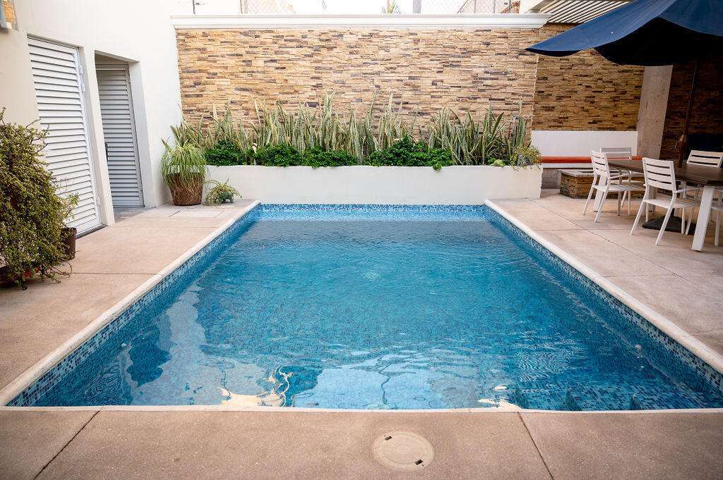 La Paz General Dual-Residence Investment Opportunity in Private El ConchalitoTwo-story property in a highly connected area, minutes from Mariano Abasolo, 3 minutes from Chedraui Selecto, 10 minutes from La Paz Malecón, and 11 minutes from the airport.Designed as a dual-residence, ideal for personal use or generating income through short- or long-term rentals. Features independent access from San Marino private street and Océano Pacífico, allowing seamless rental operation.Includes a main house and a secondary unit with proven vacation rental history, sharing a fully equipped recreational area.Delivered fully equipped with high-end finishes, A/C, blinds, ceiling fans, independent automatic garages, and perimeter security.A versatile asset combining residential use with strong income for sale