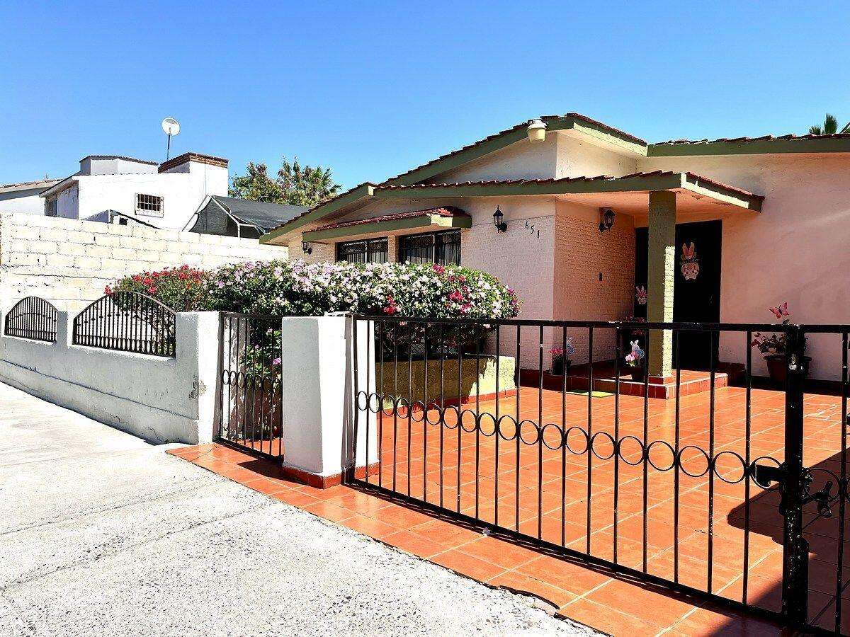 La Paz General The property is in excellent condition and features a comfortable, single-level layout, making it ideal for families, seniors, or as an investment.The house features a generously sized kitchen, as well as an open-concept living and dining area, providing greater spaciousness, natural light, and functionality.Located in one of the city's most traditional and prime neighborhoods, this property is ideal for those seeking comfort, tranquility, and proximity to all amenities.The price must be paid in mexican pesos by the amount of for sale