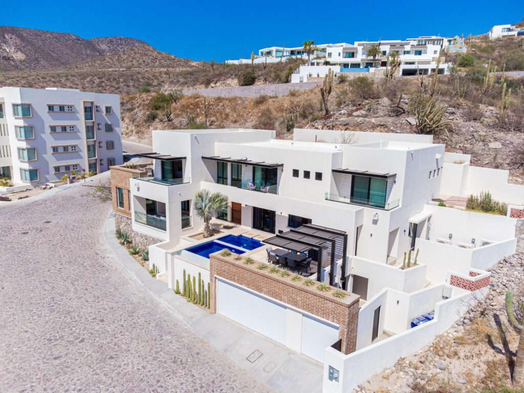 La Paz Pedregal Pedregal is one of the most exclusive communities in La Paz, knowned for its luxurius properties and conveniently location between the city and the famous beaches. This house offers a modern coastal home design that brings a relaxing and soothing atmosphere of the beach into each space which has been carefully design to deliver a unique lifestyle experience. Luminous open floor plan, big windows in each room that leads to and unobstructed sea – Pedregal La Paz, La Paz, BS