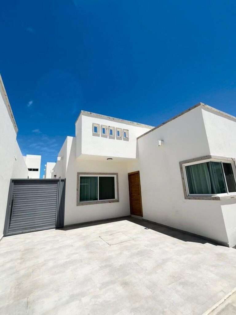 La Paz General Experience this cozy, single-story, two-bedroom home. Ideal for those seeking comfort, functionality, and a safe and peaceful environment. One of its greatest assets is the generous lot size, providing a spacious patio and two parking spaces. Delivered unfurnished, it comes equipped with mini-split air conditioners, closets and curtains; ready to move in. Located within the gated community of Punta Arena, at Fraccionamiento Coronado with controlled access and 24/7 security, you'll enjoy amenities such as pool, BBQ zone and playground. Its strategic location puts you close to shopping centers, supermarkets and medical center. An excellent opportunity to become your next home or investment. – Playa Ensenada Grande 146, La Paz, BS