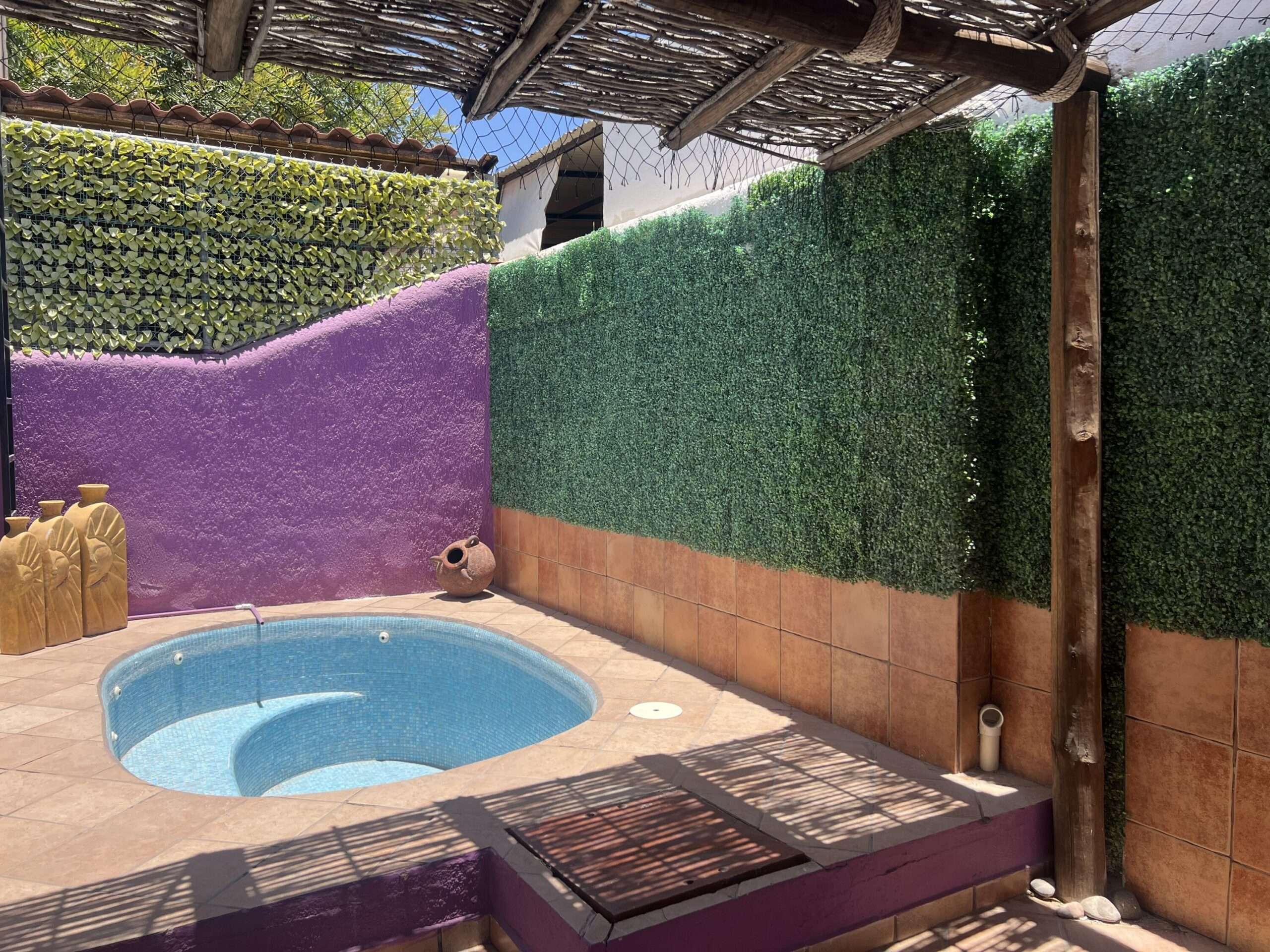 La Paz Bellavista PROPERTY LAYOUT:Ground Floor: Open-concept living/dining room, equipped kitchen, 2 full bathrooms, service patio, and laundry area. Features 2 bedrooms (one primary, one secondary with closets). Outdoor terrace with jacuzzi and pergola.Upper Floor: Master suite with private bathroom and large walk-in closet, plus a versatile 4th bedroom ideal for a home office.EQUIPMENT & SECURITY:5 A/C minisplits and 13 ceiling fans.Covered garage with electric gate.10,000L cistern, 1,100L water tank, and pressure system.Window screens, security bars, and fully fenced.Turnkey ready with recent maintenance! Contact us today to book a for sale