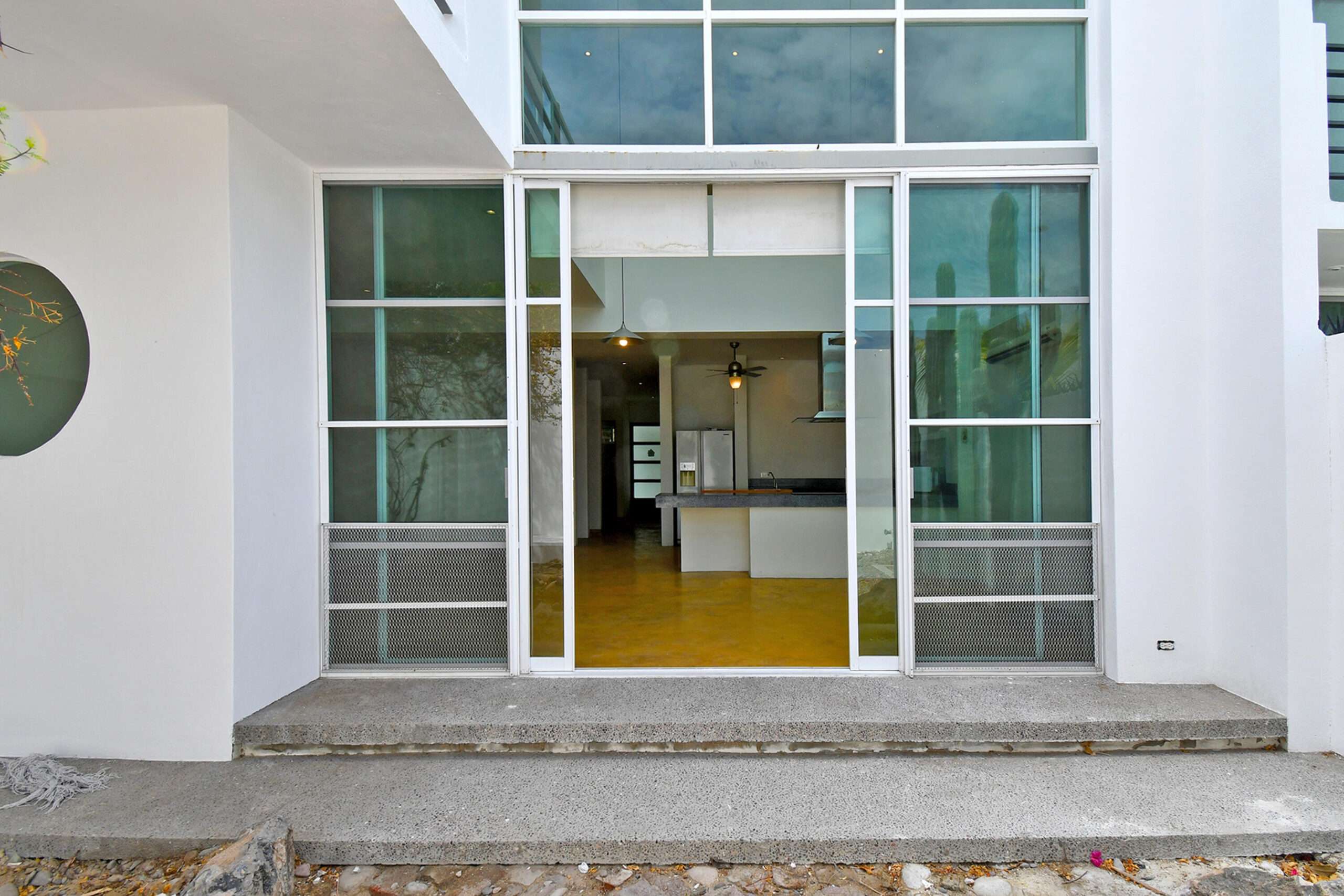 La Paz Centro Prime Downtown Property 2 Blocks from the Malecon!Located on C. Madero in La Paz, this solid 3-story home offers ocean – 2383 Madero, La Paz, BS