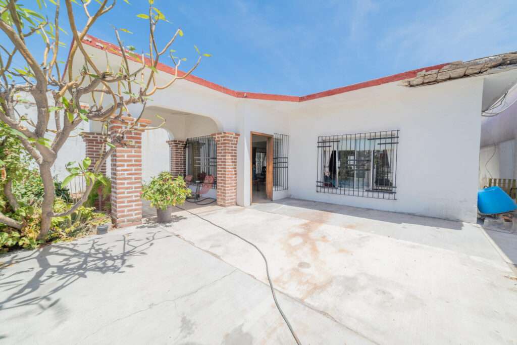 La Paz Centro • Exclusive Corner Residential Property in Downtown, La Paz, Baja California Sur - Just a few blocks from the Malecón and steps from the Teatro de la Ciudad.Casa Luz Azul is a corner property located in Downtown La Paz, Baja California Sur, just 7 blocks from the Malecón and 2 blocks from the Teatro de la Ciudad, in a high-demand area with constant growth.The property includes a main house and a guest house, both single-level and independent from each other. All bedrooms and social areas are equipped with air conditioning. In addition to the regular city services of potable water and electricity, it also has solar panels and a water storage system, providing greater efficiency and autonomy. – 312 Constitucion, La Paz, BS