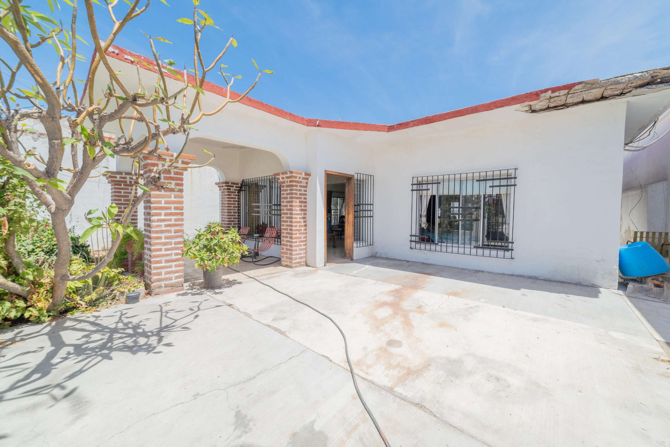 La Paz Centro • Exclusive Corner Residential Property in Downtown, La Paz, Baja California Sur - Just a few blocks from the Malecón and steps from the Teatro de la Ciudad.Casa Luz Azul is a corner property located in Downtown La Paz, Baja California Sur, just 7 blocks from the Malecón and 2 blocks from the Teatro de la Ciudad, in a high-demand area with constant growth.The property includes a main house and a guest house, both single-level and independent from each other. All bedrooms and social areas are equipped with air conditioning. In addition to the regular city services of potable water and electricity, it also has solar panels and a water storage system, providing greater efficiency and autonomy. for sale