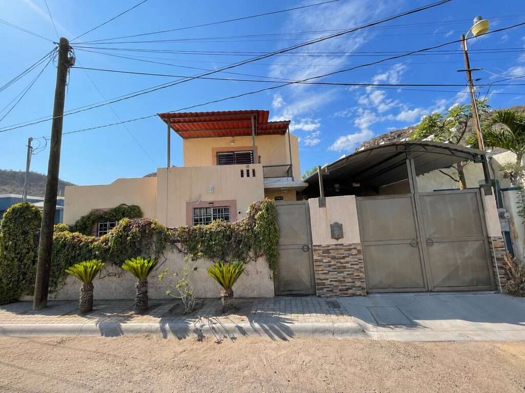 La Paz General Located in a private gated community just 10 minutes from the Malecón, this home offers tranquility, functionality, and a prime location near schools, shopping centers, hospitals, and major roads. It features a covered two-car garage with an electric gate. The ground floor includes a living room, dining area, kitchen, two bedrooms, one full bathroom, and a backyard with a BBQ area and laundry space. Upstairs, you'll find one bedroom, a full bathroom, and a terrace ready to be customized into the perfect outdoor living and entertaining area. The property has an existing lien and is eligible for bank financing, Infonavit, and Cofinavit loans.The price must be paid in mexican pesos by the amount of – 3180 Calle Privada del mar, La Paz, BS