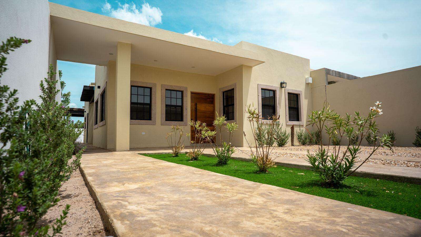 La Paz El Centenario This pre-construction home is a great opportunity for anyone looking for a spacious and well-designed property. With 165 m² of living space spread across two floors.The home features 3 comfortable bedrooms and 3.5 bathrooms, providing plenty of space for your family and guests. A dedicated laundry room adds to the convenience, while the private patio and swimming pool offer a relaxing space to enjoy the outdoors.Set on a 200 m² lot, this home strikes the perfect balance between comfort and functionality, making it an ideal choice for a growing family or anyone seeking a peaceful place to call home. Esta casa en pre-venta es una gran oportunidad para quien busque una propiedad espaciosa y bien diseñada. Con 165 m² de espacio habitable distribuidos en dos plantas.La casa cuenta con 3 cómodas habitaciones y 3,5 baños, lo que proporciona mucho espacio para su familia e invitados. Un cuarto de lavanderia, un patio privado y la piscina, ofrecen un espacio relajante para disfrutar del aire libre.Ubicada en un lote de 200 m², esta casa logra el equilibrio perfecto entre comodidad y funcionalidad, lo que la convierte en una opción ideal para una familia en crecimiento o para cualquiera que busque un lugar tranquilo al que llamar hogar.The house is priced at for sale