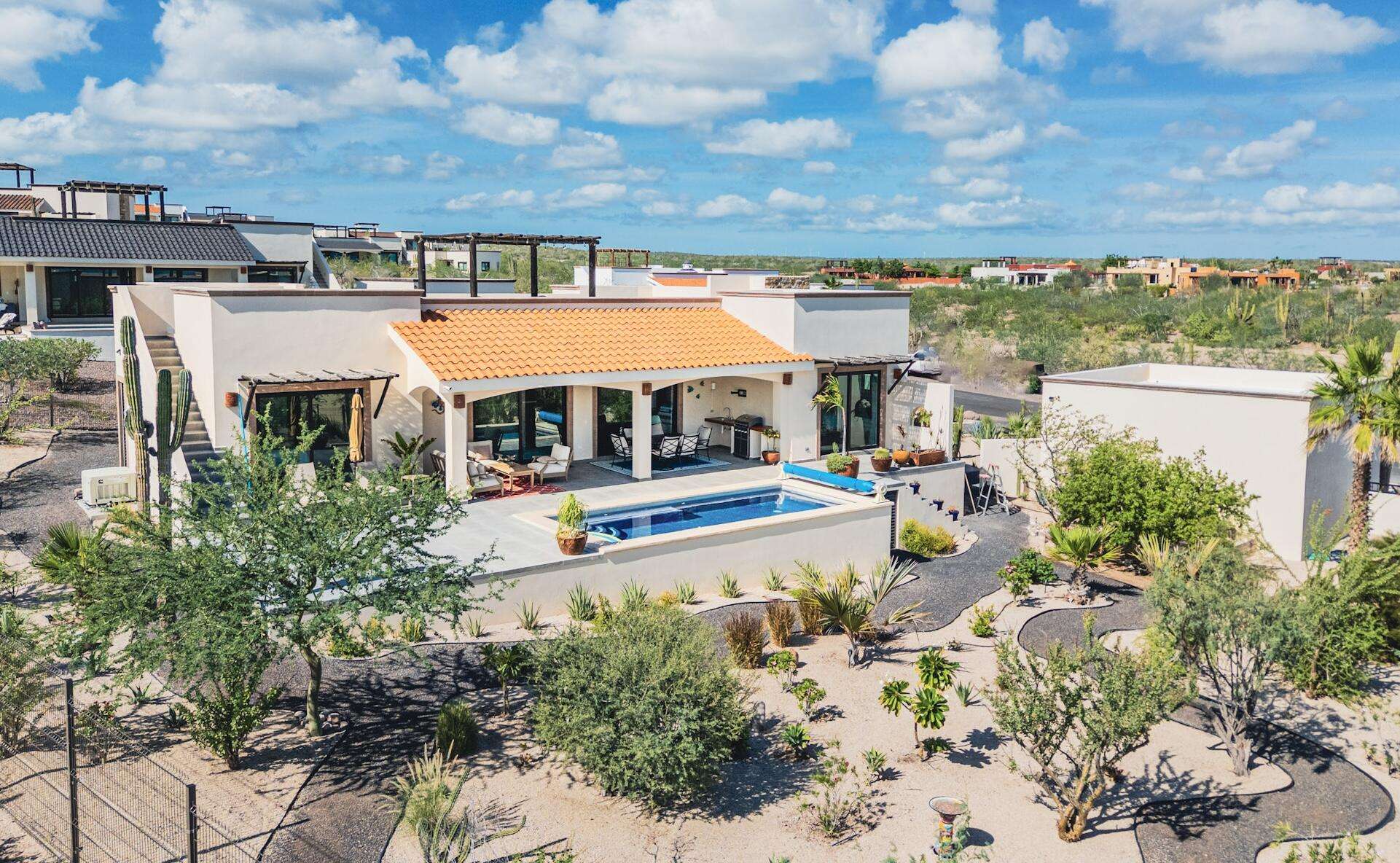 La Paz Centro • Exclusive Corner Residential Property in Downtown, La Paz, Baja California Sur - Just a few blocks from the Malecón and steps from the Teatro de la Ciudad.Casa Luz Azul is a corner property located in Downtown La Paz, Baja California Sur, just 7 blocks from the Malecón and 2 blocks from the Teatro de la Ciudad, in a high-demand area with constant growth.The property includes a main house and a guest house, both single-level and independent from each other. All bedrooms and social areas are equipped with air conditioning. In addition to the regular city services of potable water and electricity, it also has solar panels and a water storage system, providing greater efficiency and autonomy. for sale