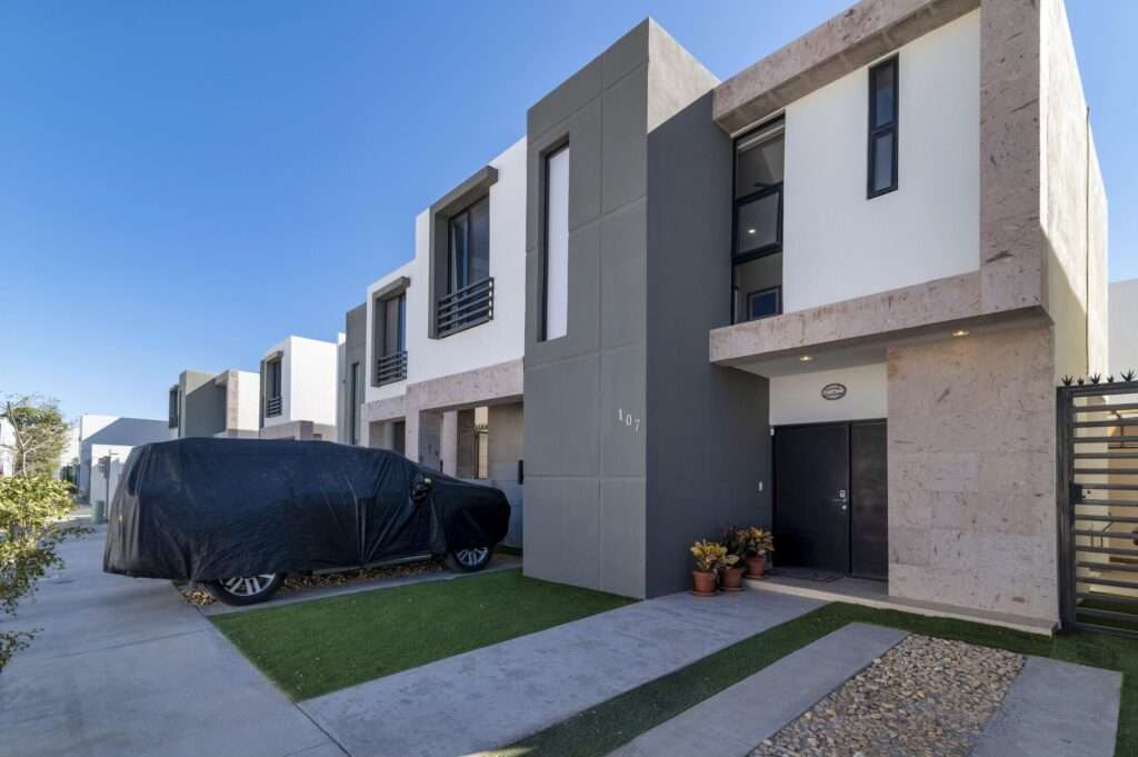 La Paz El Centenario This pre-construction home is a great opportunity for anyone looking for a spacious and well-designed property. With 165 m² of living space spread across two floors.The home features 3 comfortable bedrooms and 3.5 bathrooms, providing plenty of space for your family and guests. A dedicated laundry room adds to the convenience, while the private patio and swimming pool offer a relaxing space to enjoy the outdoors.Set on a 200 m² lot, this home strikes the perfect balance between comfort and functionality, making it an ideal choice for a growing family or anyone seeking a peaceful place to call home. Esta casa en pre-venta es una gran oportunidad para quien busque una propiedad espaciosa y bien diseñada. Con 165 m² de espacio habitable distribuidos en dos plantas.La casa cuenta con 3 cómodas habitaciones y 3,5 baños, lo que proporciona mucho espacio para su familia e invitados. Un cuarto de lavanderia, un patio privado y la piscina, ofrecen un espacio relajante para disfrutar del aire libre.Ubicada en un lote de 200 m², esta casa logra el equilibrio perfecto entre comodidad y funcionalidad, lo que la convierte en una opción ideal para una familia en crecimiento o para cualquiera que busque un lugar tranquilo al que llamar hogar.The house is priced at – Calle Benito Juarez, La Paz, BS