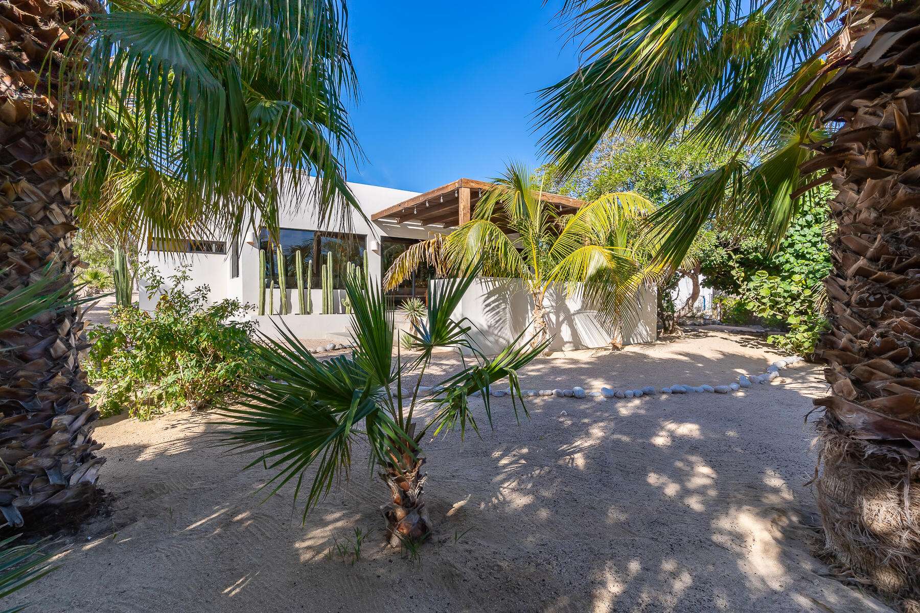 La Paz La Ventana Bienvenido a ''Casa Kokomo Ventana''! Located in the heart of El Sargento and a short 2 min walk down to the Sea of Cortez. Featuring a single story main house consisting of 2 bedrooms and 2 baths with approximately 2,200 Square feet of indoor/outdoor living area. The separate guest house features 1 bedroom and 1 bathroom located on the second level with – S/N Calle Ramona Lucero, La Paz, BS