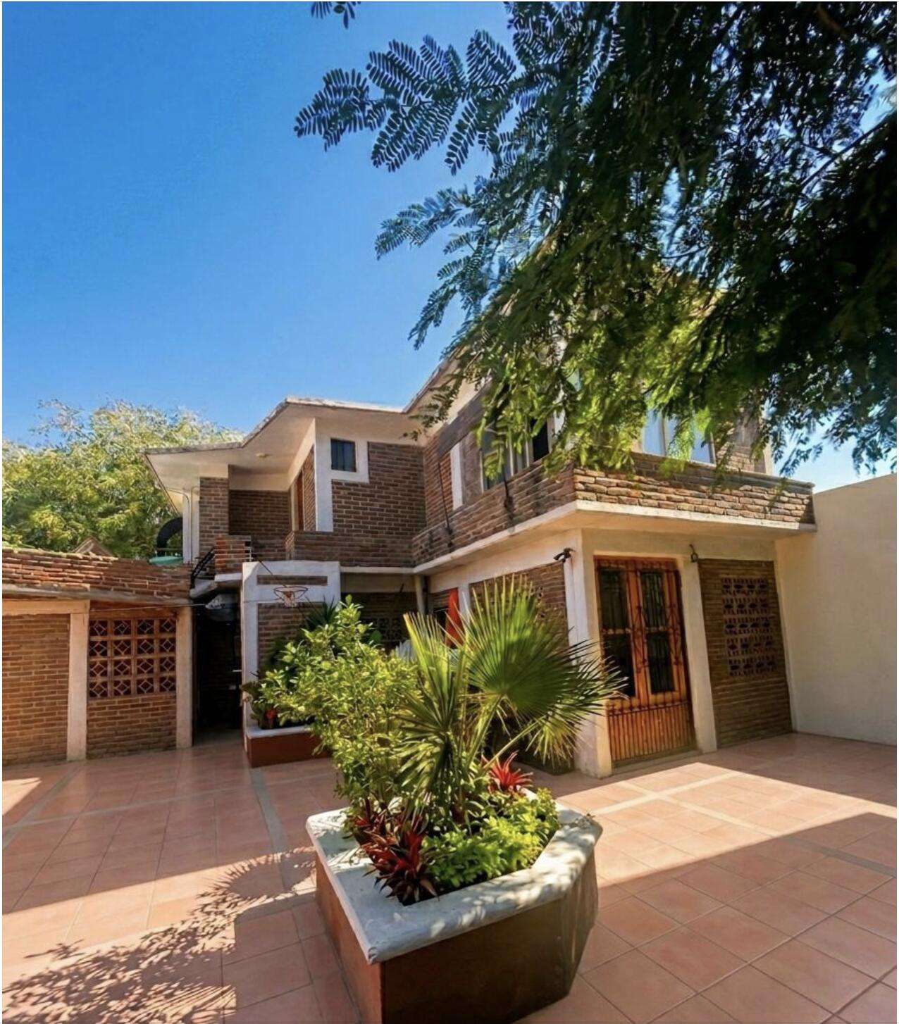 La Paz Centro Prime investment opportunity in central La Paz, located just two blocks from the Malecón in a high-demand, walkable area and strong appreciation potential.This property offers two clear investment strategies:Option 1: Immediate income.A 4-bedroom main residence with authentic mid-century character, combined with two rear units already in operation, provides cash flow from day one. The layout allows for repositioning into a boutique hotel, B&B, open-air dining concept, or vacation rentals, while maintaining the value of its original architectural elements.Option 2: Development opportunityWith a 720 m² lot and mixed-use zoning, the property supports vertical development of up to 5 levels, allowing for significant buildable density, making it ideal for a residential, mixed-u – 2040 REVOLUCIÓN DE 1910, La Paz, BS