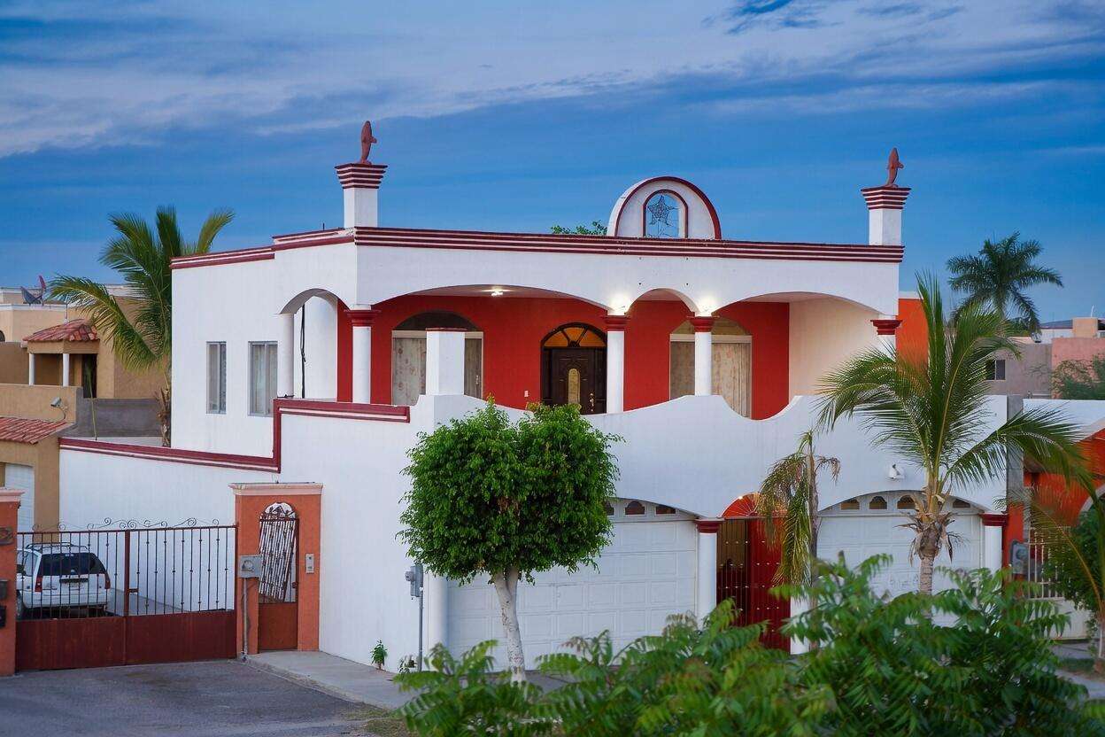 La Paz Marina Sol An amazing opportunity for a large 4 bedroom home in luxurious Fidepaz. Fantastic location only 10 minutes to the center of town and minutes from the biggest shopping centers, best schools and best medical care in town. Large 2 car garage with a giant roof top terrace above. Simple elegant design built by the owner with complete set of plans. High ceilings throughout and a first floor bedroom.Una oportunidad increíble para adquirir una espaciosa casa de 4 habitaciones en la lujosa zona de Fidepaz. Ubicación fantástica, a solo 10 minutos del centro y a pocos minutos de los principales centros comerciales, las mejores escuelas y los servicios médicos más prestigiosos de la ciudad. Amplio garaje para dos coches con una enorme terraza en la azotea. Techos altos, habitación en prim – 236 Avenda Tiburon, La Paz, BS